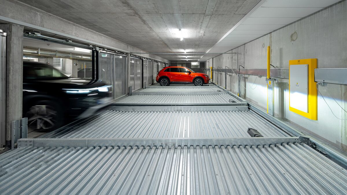 A car drives into the parking system
